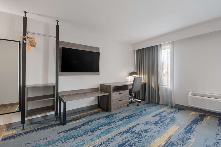 1 Queen Bed Accessible (24 of 24)