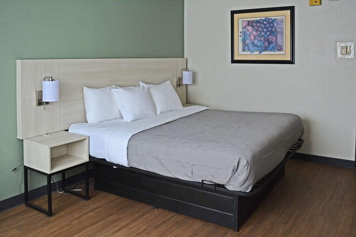 1 King Bed (10 of 14)