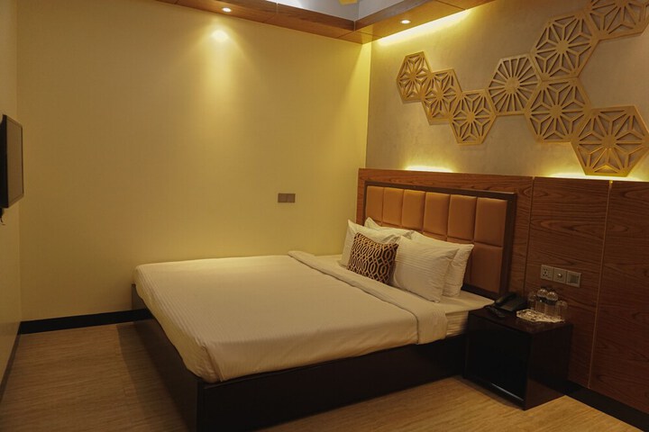 Room 9 of 16