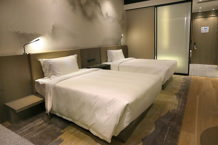 Room 6 of 42