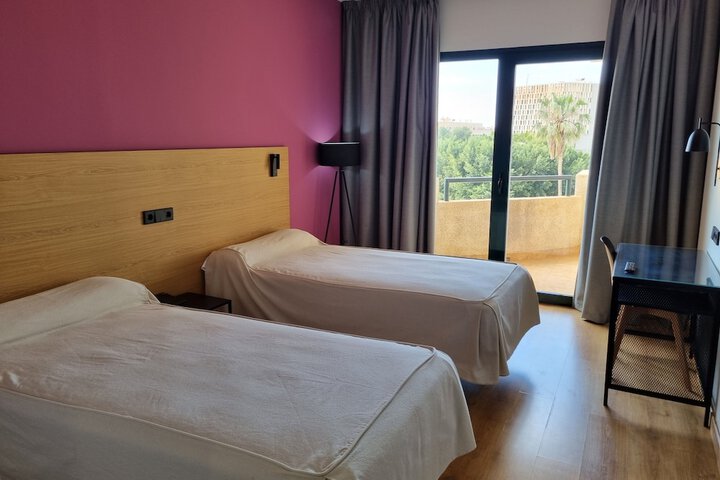 Room 4 of 27