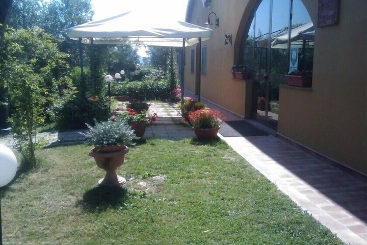 Hotel Exterior 33 of 38