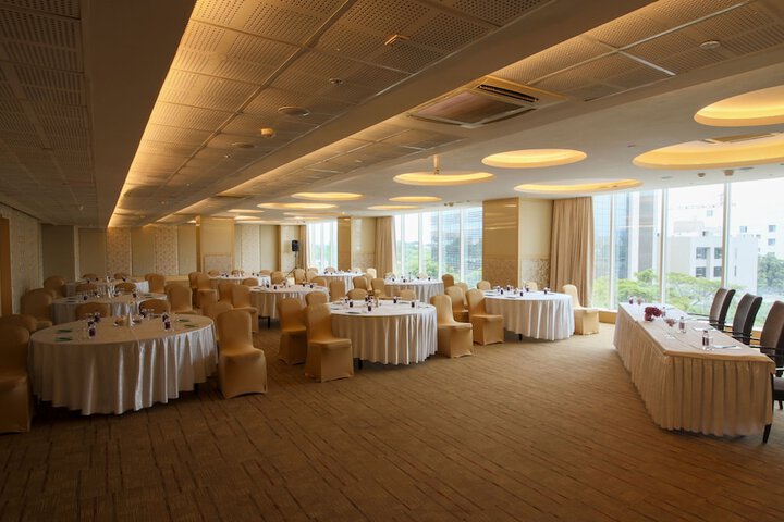 Ballroom/Hall 52 of 80