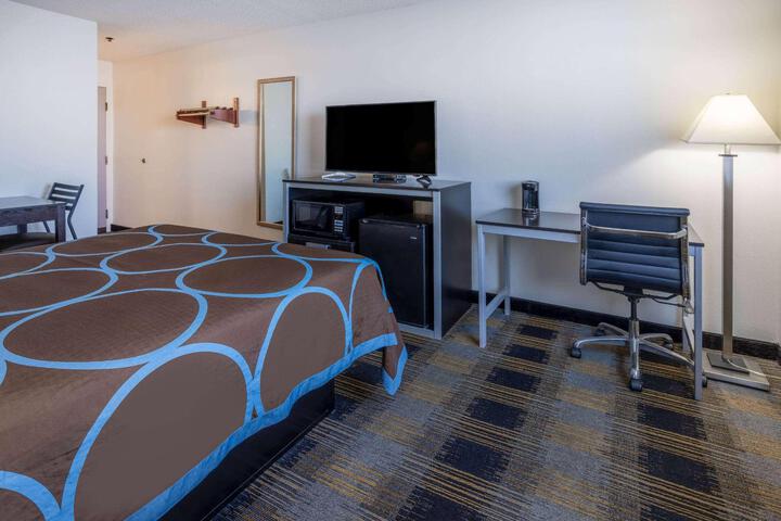 1 Queen Bed (2 of 13)