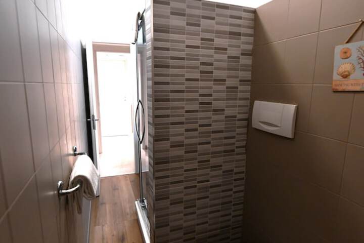 Room 32 of 41