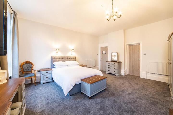 Churchills Hotel Image 2