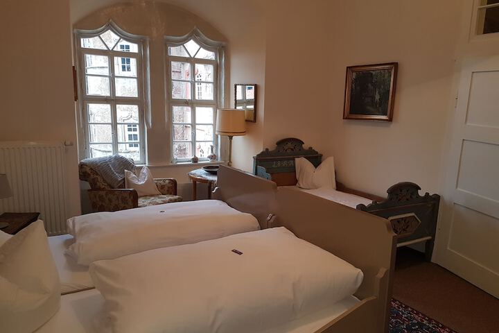 Room 12 of 80