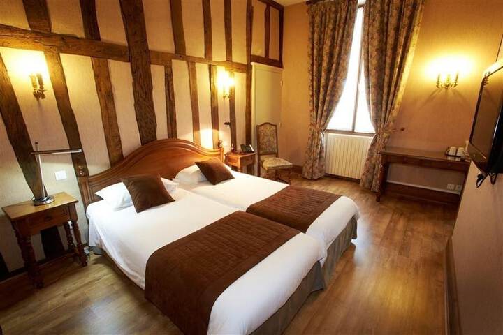 Room 3 of 20