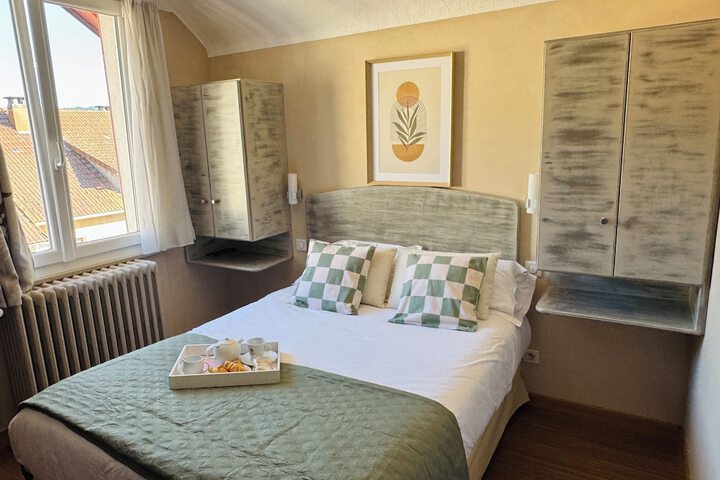Room 4 of 9