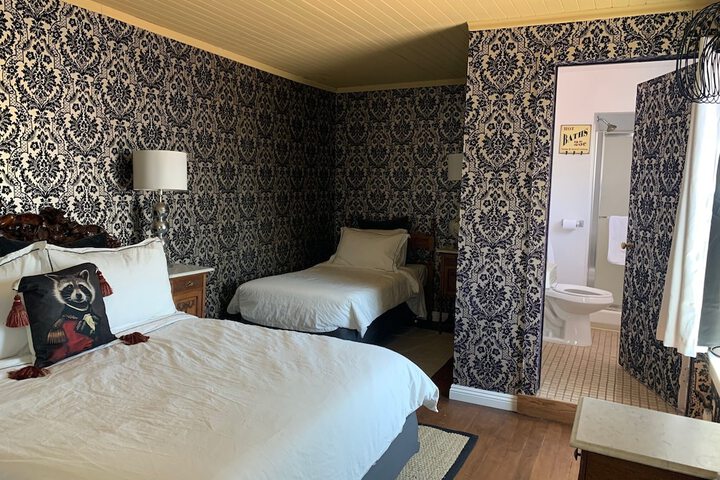Room 8 of 33