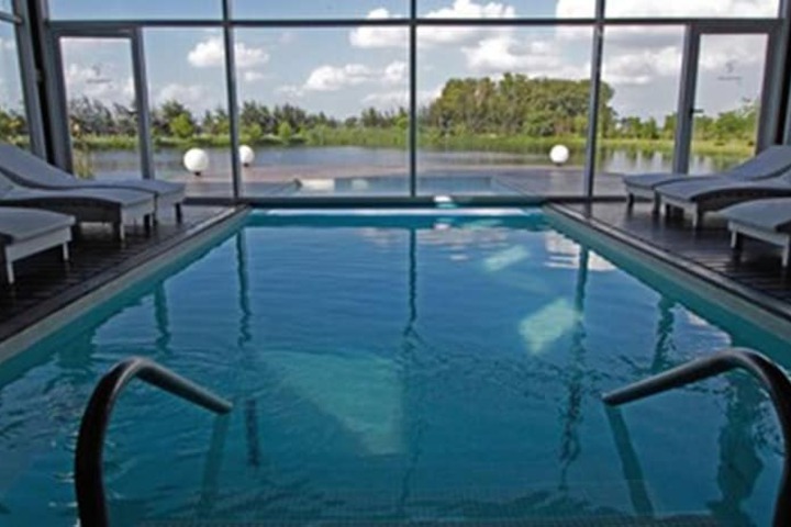 Hotel with Pool