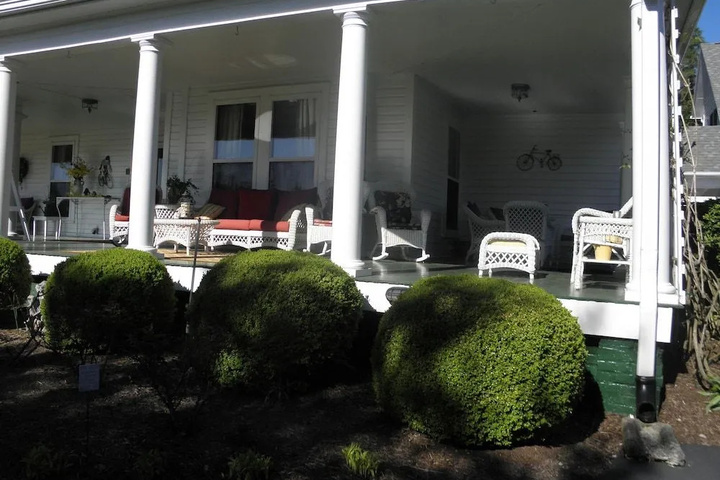 Exterior of The Doctors Inn