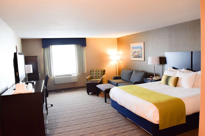 Accessible Suite 1 King Bed Accessible Roll in Shower Sofa Bed Work Desk Microwave and Refrigerator Full Breakfast (9 of 13)