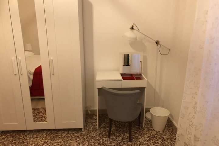 Room 3 of 43