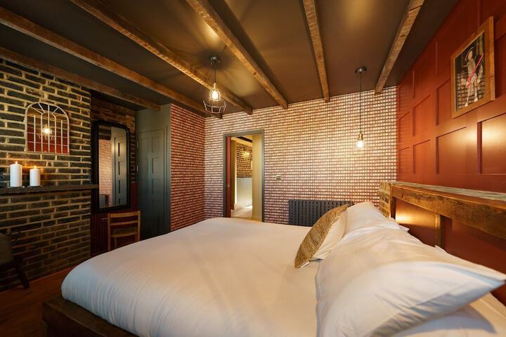 Room 4 of 106