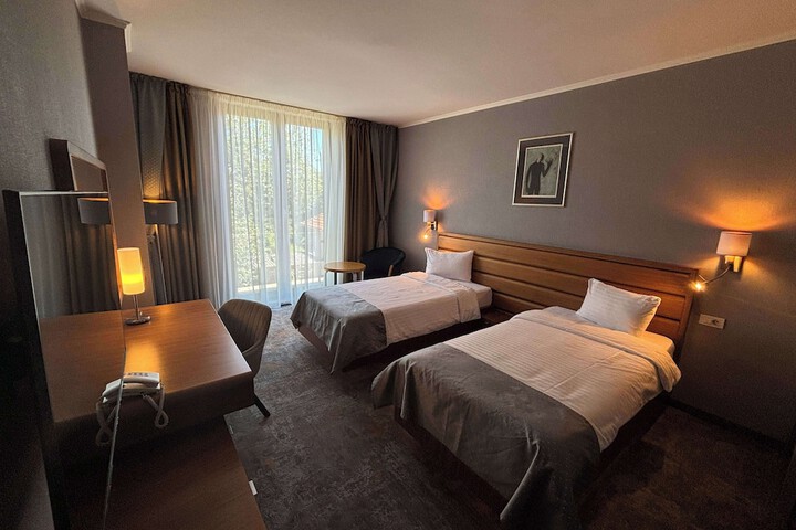 Room 16 of 82