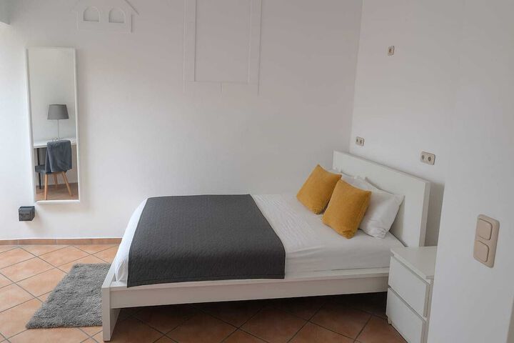 Room 10 of 136