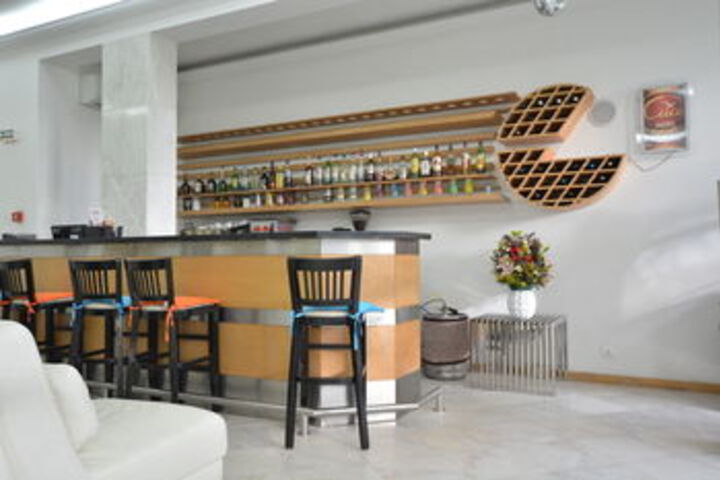 Lounge 17 of 30