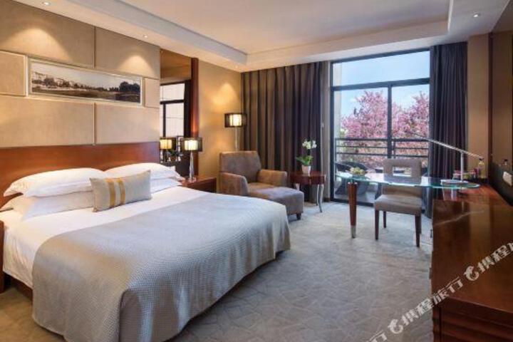 Lakeview Hotel