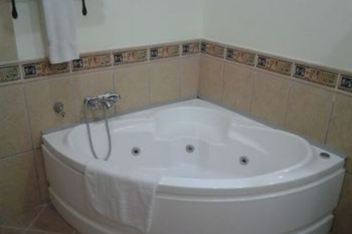 Hot Tub 17 of 27
