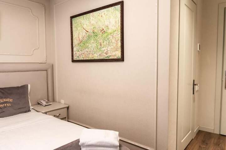 Room 42 of 84