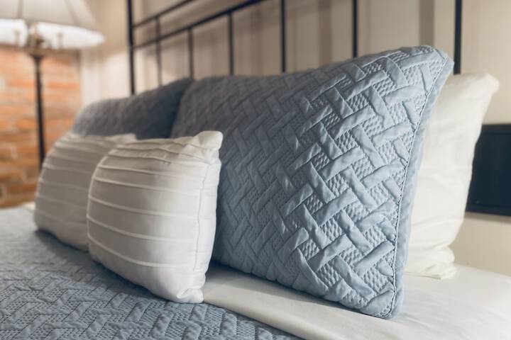 Luxury Studio Queen Bed (14 of 22)