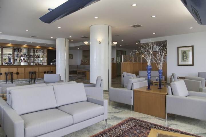 Lounge 20 of 26