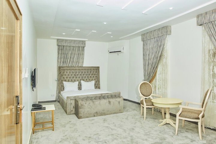 Room 8 of 32