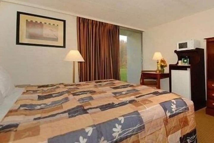 1 King Bed (5 of 9)
