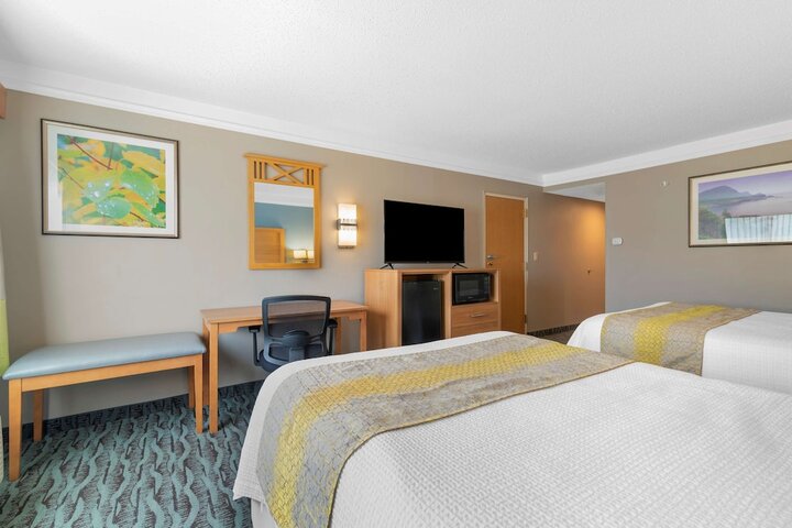 2 Queen Beds High Speed Internet Accessible Microwave, Refrigerator Full Breakfast (16 of 16)