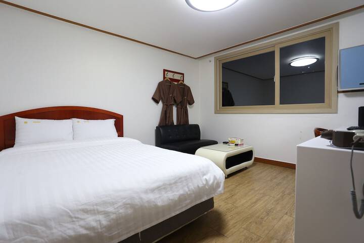 Room 10 of 28