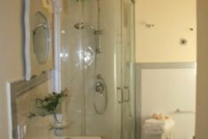 Room 4 of 61