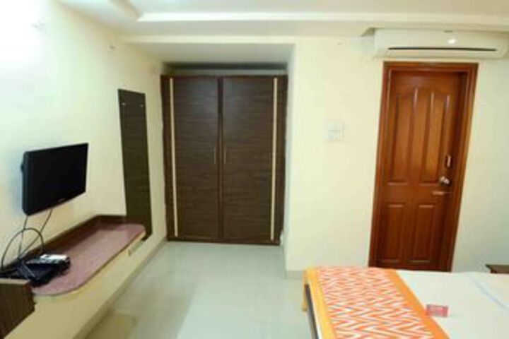 Room 12 of 18