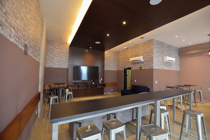 Lounge 94 of 126