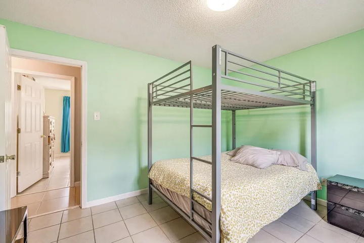 Room 4 of 16