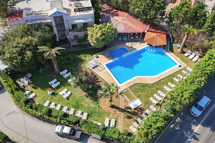 Swim-up bar