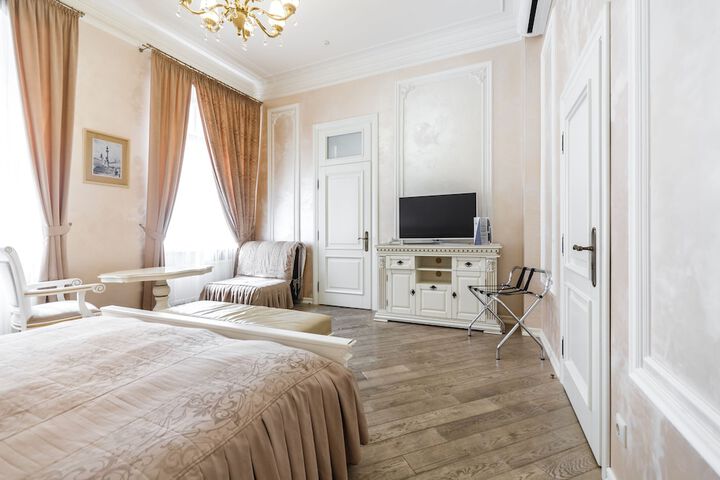 Room 8 of 87