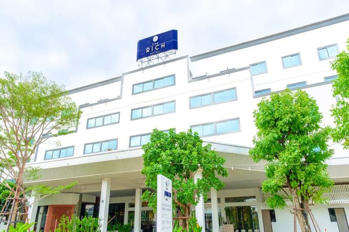 Hotel 92 of 100