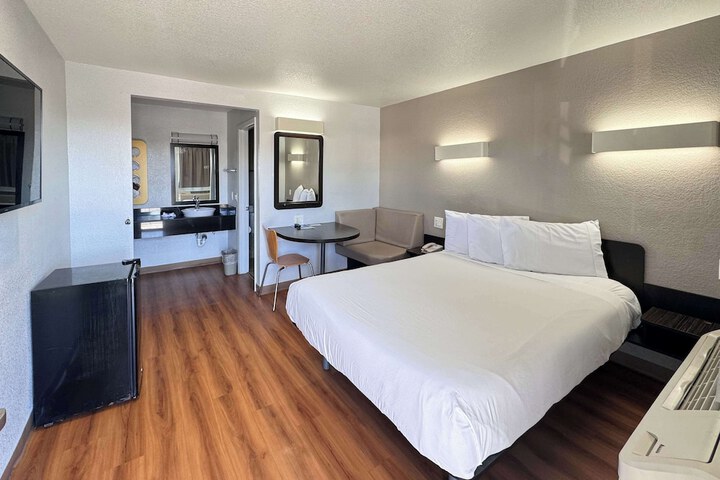 2 Queen Beds Refrigerator (6 of 10)