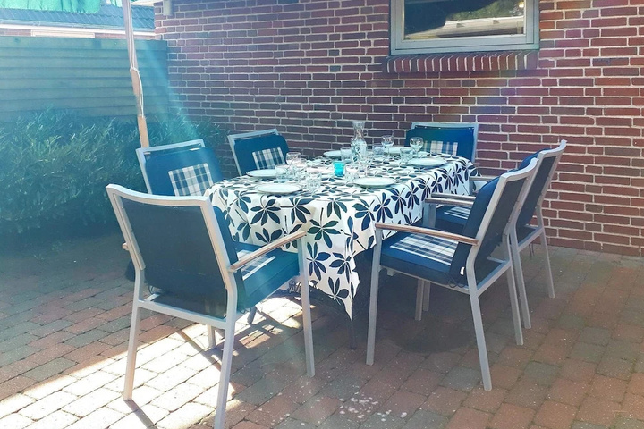 Dining 16 of 20