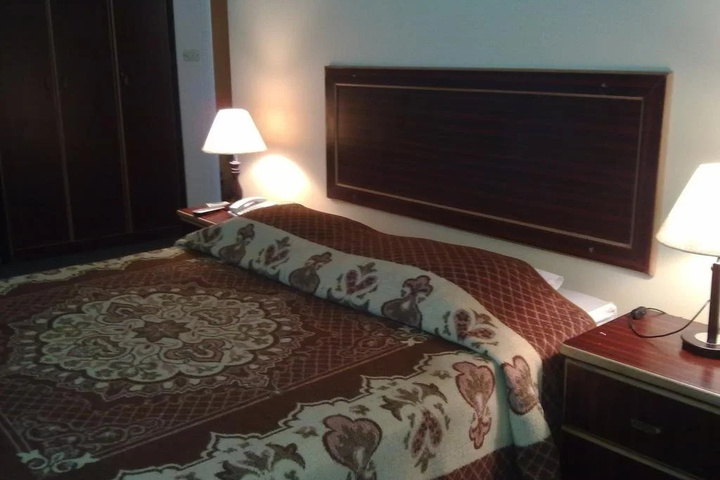 Room 10 of 18