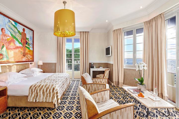 Room 35 of 102