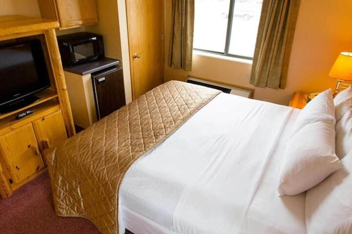 1 King Bed (4 of 8)