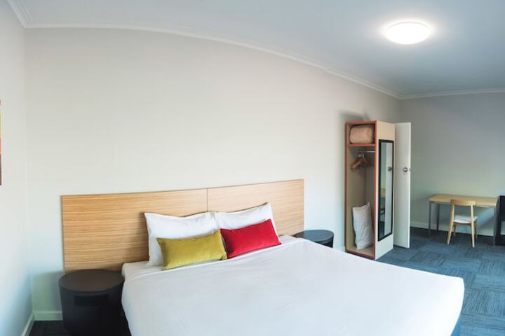 Room 10 of 68