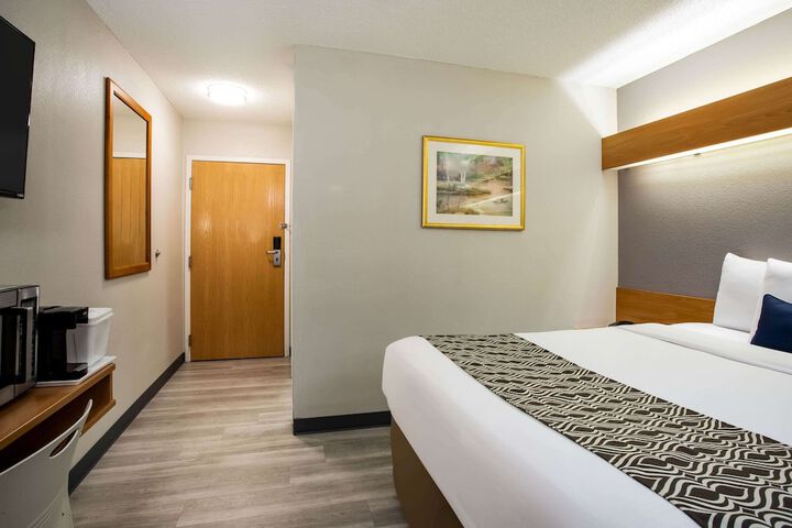 1 Queen Bed Accessible Room (3 of 8)