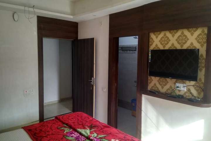 Room 11 of 25