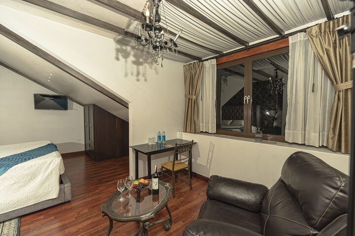 Room 12 of 85