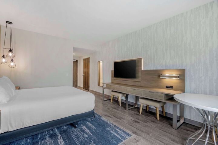 1 King Bed Microwave and Refrigerator Walk in Shower WiFi Full Breakfast (2 of 15)