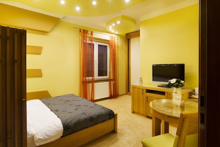 Room 5 of 68