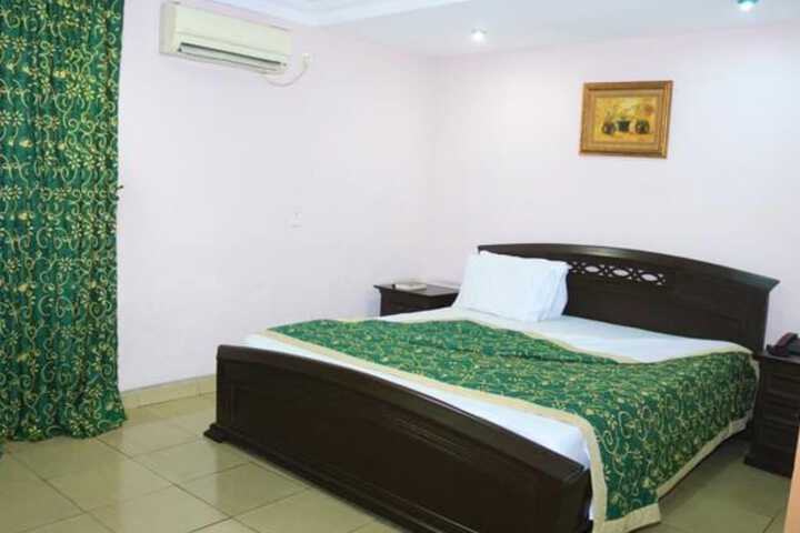 Room 11 of 33